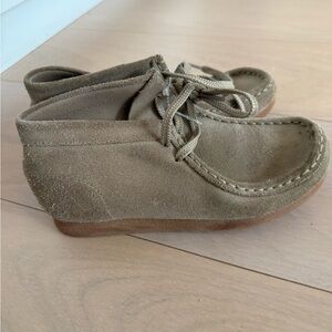 Clarks Kids Wallabee Suede Shoes – Size US 2
